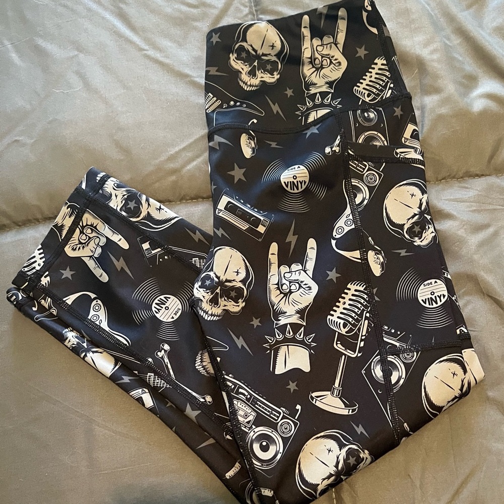 CVG I Love The 80s leggings Capri length. XS. Excellent condition!